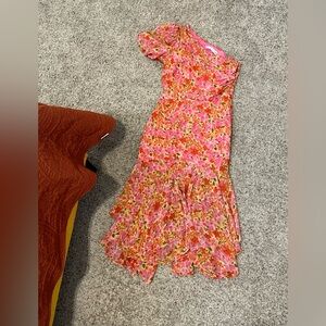 ASTR the Label SANTORINI FLORAL ONE SHOULDER MIDI DRESS